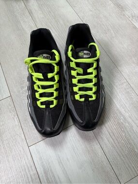 NIKE AIR MAX '95 YOUTH SIZE 6.0 COMPARABLE TO WOMAN 7.5 VOLT GREY NEON